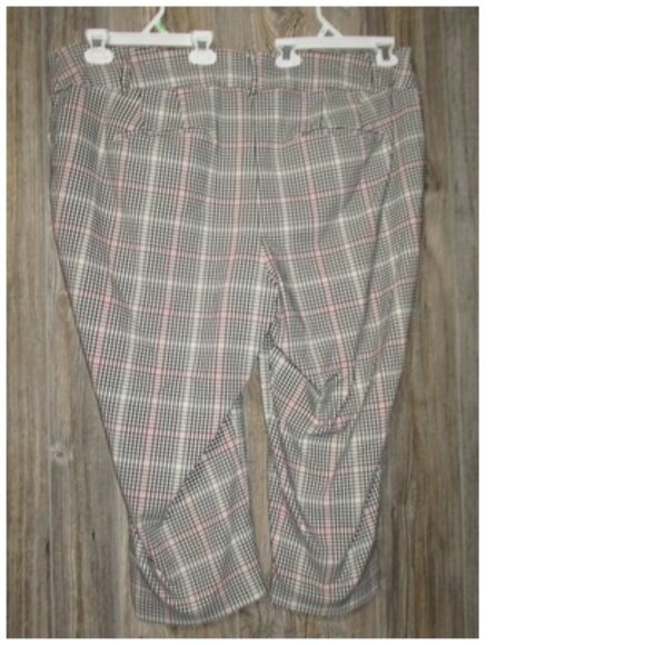 Lane Bryant Capri Pants Plaid Black White Pink WOMENS PLUS SIZE 26 Msre 43x21 - Picture 2 of 9